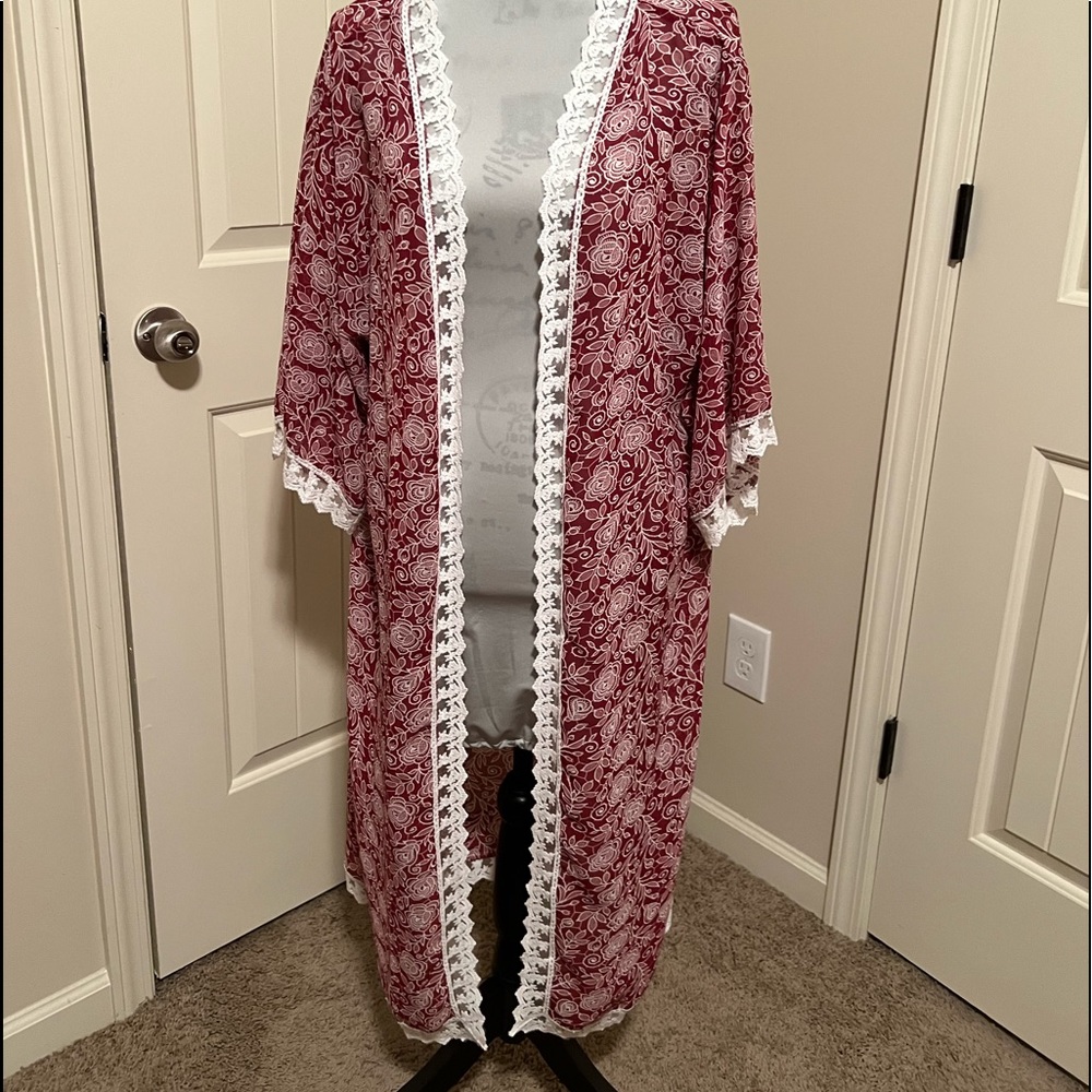 😺 Lularoe silk cover with lace.